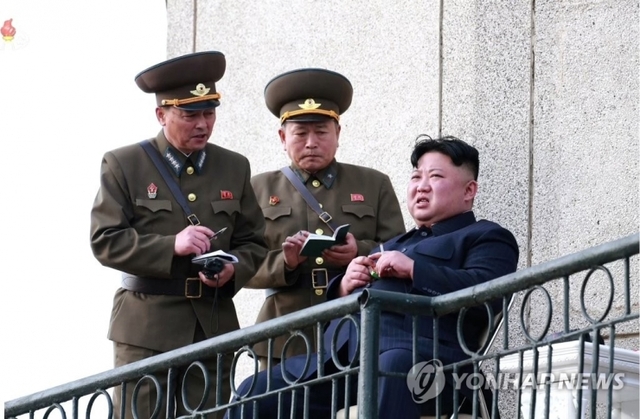 북한 김정은 국무위원장이 지난 16일 공군 제1017군부대 전투비행사들의 비행훈련을 현지 지도했다고 조선중앙TV가 17일 보도했다. (출처: 연합뉴스)
