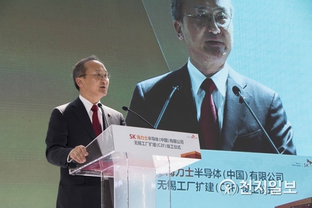 이석희 SK하이닉스 CEO가 4월 18일 중국 우시에서 열린 SK하이닉스 중국 우시 확장팹(C2F) 준공식에서 환영사를 하고 있다. (제공: SK하이닉스)ⓒ천지일보 2019.4.18