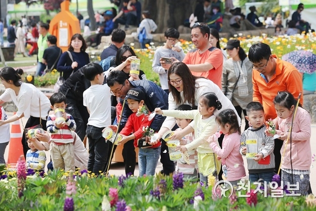 지난해 함평나비대축제에 참가한 가족들이 나비 날리기 행사에 참여하고 있다. (제공: 함평군) ⓒ천지일보 2019.4.19