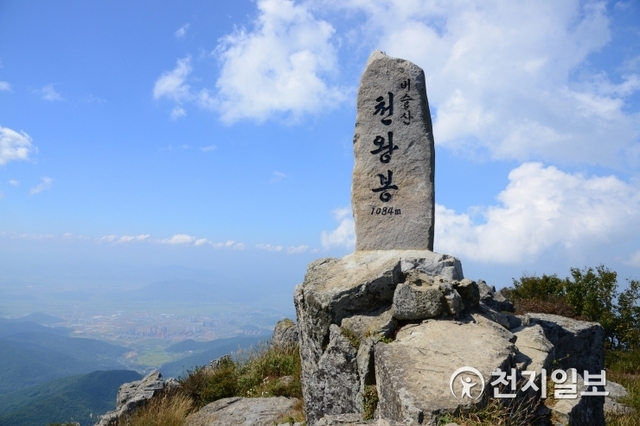 비슬산은 대구 달성군과 경북 청도군의 경계를 이루는 산으로 최고봉인 천왕봉이 1084m 높이다. (제공: 대구시 달성군) ⓒ천지일보 2019.4.19