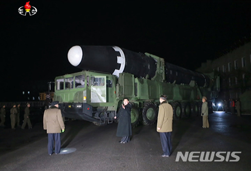 북한 김정은 국무위원장이 2017년 11월 29일 새벽 평양인근에서 신형 대륙간탄도미사일(ICBM)급 화성-15형 미사일 발사 현장을 찾아 참관했다고 밝혔다. (출처: 뉴시스)