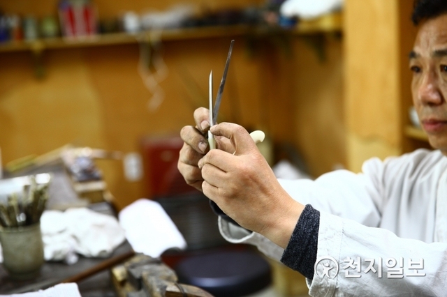 박종군 장도장(粧刀匠, 국가무형문화재 제60호)이 장도 제작과정을 선보이고 있다.ⓒ천지일보 2019.4.19