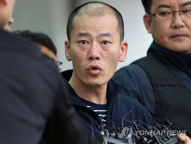(진주=연합뉴스) 진주 아파트 방화·살인 혐의로 구속된 안인득(42)이 병원을 가기 위해 19일 오후 경남 진주경찰서에서 이동하고 있다.