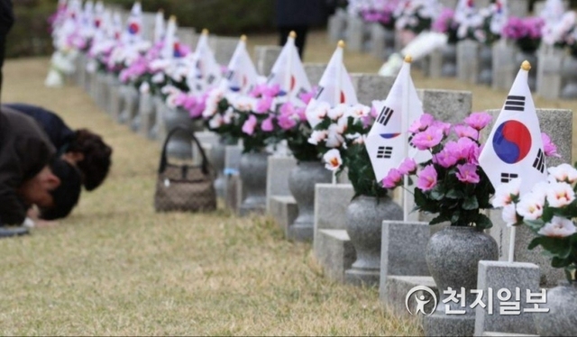[천지일보=남승우 기자] 4.19혁명 59주년인 19일 오후 서울 강북구 국립4.19 민주묘지에서 한 유가족이 희생자의 묘에 절을 하고 있다. ⓒ천지일보 2019.4.19