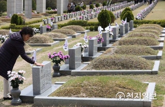 [천지일보=남승우 기자] 4.19혁명 59주년인 19일 오후 서울 강북구 국립4.19 민주묘지에서 한 유가족이 희생자의 묘비를 만지고 있다. ⓒ천지일보 2019.4.19