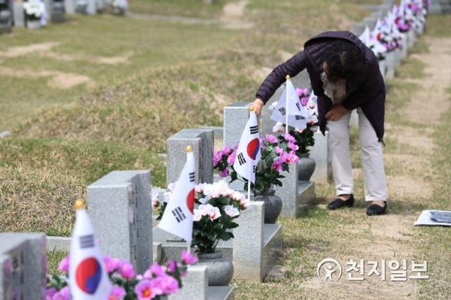 [천지일보=남승우 기자] 4.19혁명 59주년인 19일 오후 서울 강북구 국립4.19 민주묘지에서 한 유가족이 희생자의 묘비를 만지고 있다. ⓒ천지일보 2019.4.19