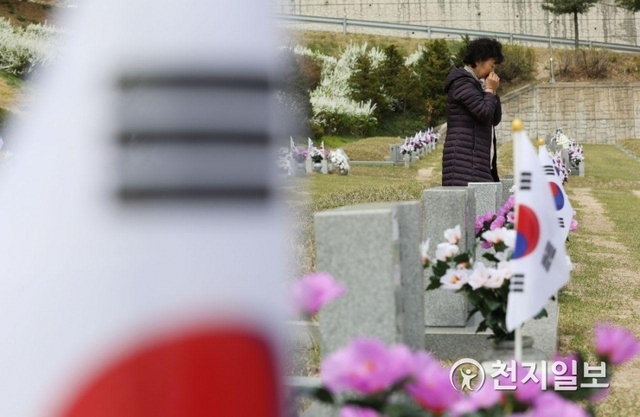 [천지일보=남승우 기자] 4.19혁명 59주년인 19일 오후 서울 강북구 국립4.19 민주묘지에서 한 유가족이 희생자의 묘비에 참배를 마친 뒤 눈물을 흘리고 있다. ⓒ천지일보 2019.4.19