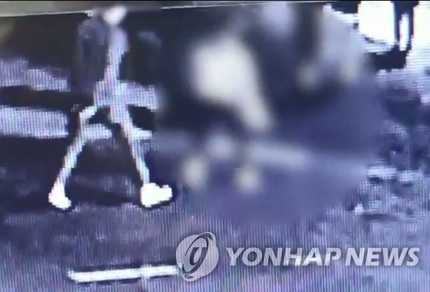 18일 오전 용의자 B씨가 여대생 A씨를 쫓아가고 있는 모습. (출처: 연합뉴스)