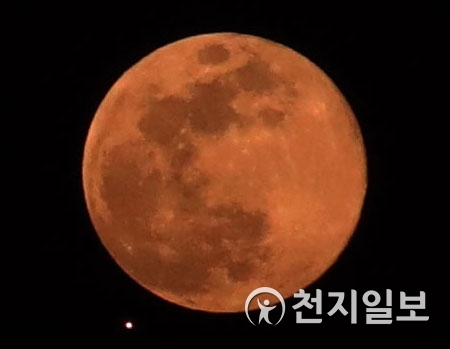 [천지일보=남승우 기자] 19일 오후 서울 중구 남산 위로 ‘핑크문’이 보이고 있다. 핑크문은 달이 지평선 근처에 있을 때 공기 입자들을 거치면서 발생한다. 파장이 짧은 푸른 계통의 빛은 흩어지고, 붉은색 계통의 빛만 눈에 들어와 나타나는 현상이다. 개화를 알리는 4월에 뜨는 보름달이라고 해 ‘풀핑크문’이라고 이름이 붙여졌다. 하지만 과학에서는 핑크문이라는 이름 대신 ‘블러드문’이라고 불려진다. ⓒ천지일보 2019.4.19