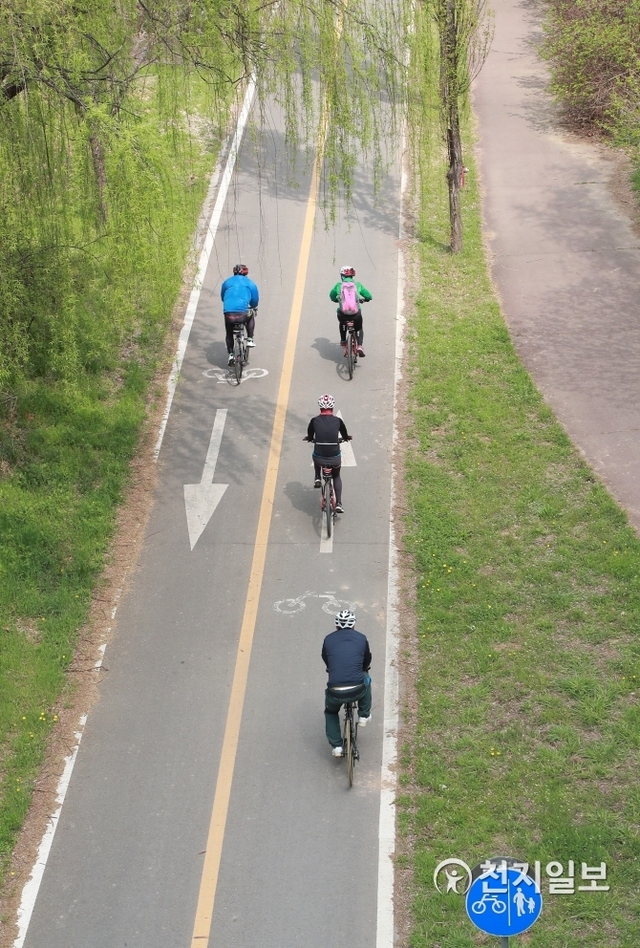 [천지일보=강은영 기자] 따뜻한 날씨를 보인 20일 서울 여의도를 찾은 시민들이 자전거를 타며 봄을 만끽하고 있다. ⓒ천지일보 2019.4.20