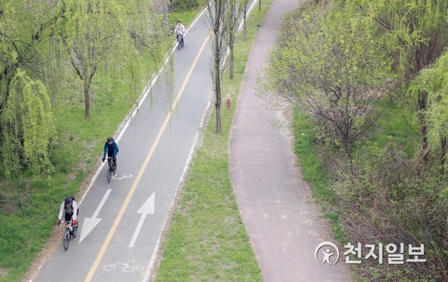 [천지일보=강은영 기자] 따뜻한 날씨를 보인 20일 서울 여의도를 찾은 시민들이 자전거를 타며 봄을 만끽하고 있다. ⓒ천지일보 2019.4.20