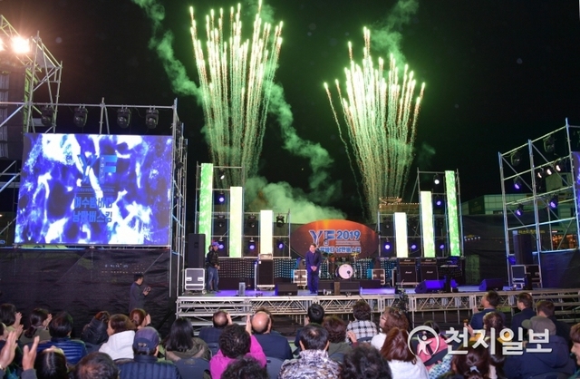 지난 19일 저녁 여수시 중앙동 이순신광장에서 ‘2019 여수밤바다 낭만버스킹 개막’을 알리는 축하 불꽃이 아름다운 여수 밤하늘을 수놓고 있다. (제공: 여수시) ⓒ천지일보 2019.4.20