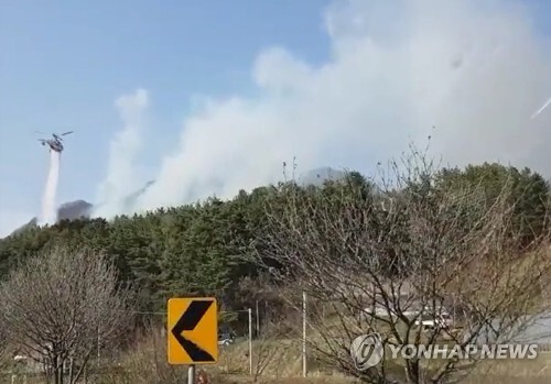 20일 오후 3시 26분께 전북 무주군 적상면 야산에서 불이 나 헬기가 진화하고 있다. (출처: 연합뉴스)