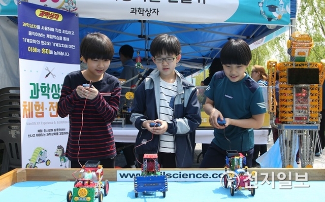 2019 전남과학축전에 참가한 학생들이 과학 창작물 만들기 체험을 하고 있다. (제공: 전라남도교육청) ⓒ천지일보 2019.4.21