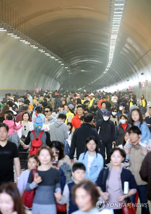 (서울=연합뉴스) 내방역과 서초역 사이 서초대로를 직선으로 연결하는 '서리풀 터널' 개통식이 21일 열려 시민들이 터널을 걷고 있다.