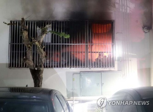 22일 새벽 창원시 의창구 한 아파트 1층에서 불이나 불길이 치솟고 있다. 인명피해는 발생하지 않았다. (출처: 연합뉴스)