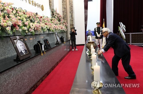 (대전=연합뉴스) 22일 대전 유성구 국립대전현충원에서 열린 황운정 애국지사 유해 안장식에서 유가족이 헌화하고 있다.