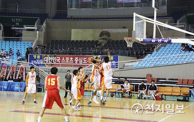 농구선수들이 김천실내체육관에서 농구경기를 하는 모습. (제공: 김천시) ⓒ천지일보 2019.4.22