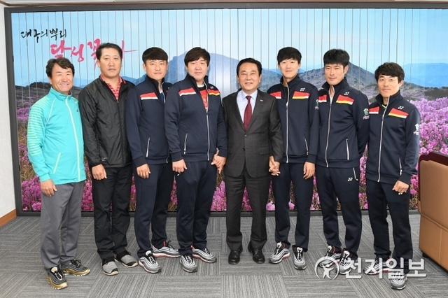 김문오 달성군수(오른쪽, 네 번째)가 세계정구선수권대회 국가대표로 최종 선발된 선수들과 기념 촬영을 하고 있다. (제공: 대구시 달성군) ⓒ천지일보 2019.4.23