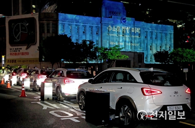 지난 22일 현대자동차가 지구의 날을 맞아 서울시와 함께 세계 최초로 수소전기차 넥쏘의 연료 전지를 이용해 ‘수소로 밝힌 미래’ 미디어 파사드 이벤트를 진행하고 있다. (제공: 현대자동차)