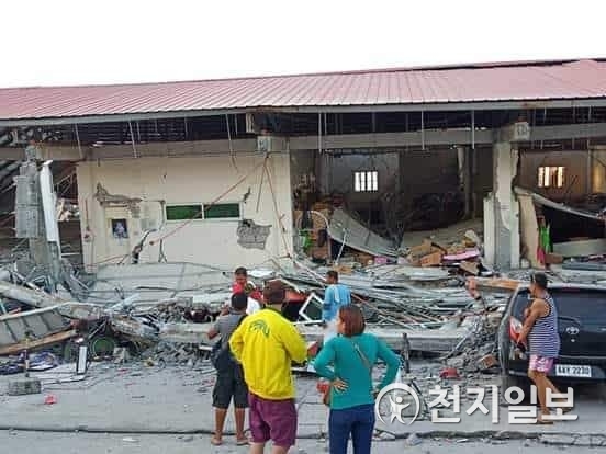 [천지일보=이솜 기자] 미국 지질조사국에 따르면, 22일 오후 5시 11분(현지시간) 필리핀 루손섬 구타드에서 북북동 방향 1㎞ 지점에서 규모 6.1의 지진이 발생했다. 필리핀 포락에 있는 한 건물이 지진으로 인해 처참하게 붕괴돼 있다. (제공: 현지 교민) ⓒ천지일보 2019.4.23