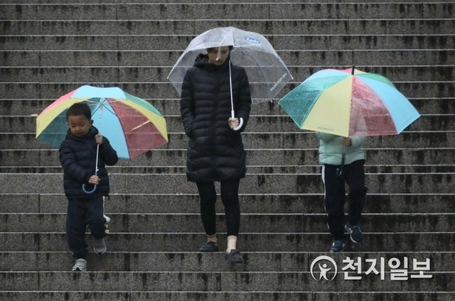 [천지일보=남승우 기자] 비가 내린 9일 오후 서울역 인근에서 시민들이 우산을 쓴 채 발걸음을 서두르고 있다. 기상청에 따르면 내일인 10일에는 전국이 대체로 흐리고 눈비가 그친 뒤 찬 공기가 유입되면서 ‘꽃샘추위’가 다시 시작되겠다. ⓒ천지일보 2019.4.9