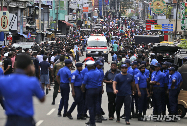 스리랑카 수도 콜롬보의 교회와 호텔 등에서 폭탄 테러가 발생해 경찰이 응급차의 주로를 확보하고 있다(출처: 뉴시스)