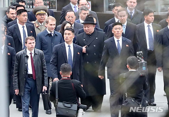 김정은 북한 국무위원장이 블라디미르 푸틴 러시아 대통령과 정상회담을 하기위해 24일 오후(현지시각) 러시아 블라디보스토크역에 도착해 역을 나서고 있다. (출처: 뉴시스)