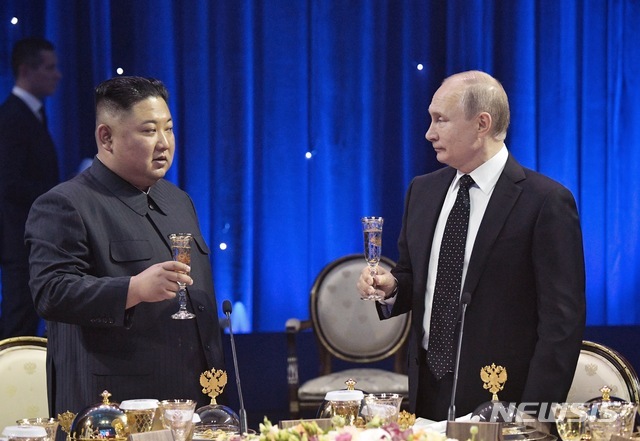 【블라디보스토크=AP/뉴시스】블라디미르 푸틴(오른쪽) 러시아 대통령이 25일(현지시간) 블라디보스토크 극동연방대학에서 확대 정상 회담 후 열린 연회에서 김정은 북한 국무위원장과 건배하고 있다.