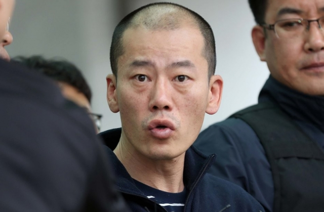 (진주=연합뉴스) 진주 아파트 방화·살인 혐의로 구속된 안인득(42)이 병원을 가기 위해 19일 오후 경남 진주경찰서에서 이동하고 있다.