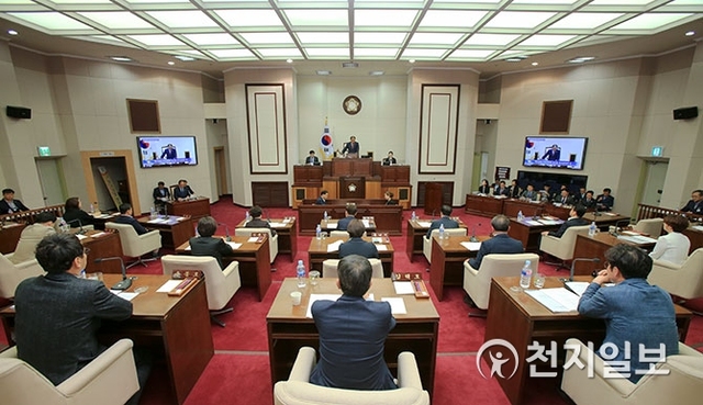 경북 구미시의회가 25일 제230회 임시회를 개회한 가운데 김태근 구미시의장이 회의를 진행하고 있다. (제공: 구미시의회) ⓒ천지일보 2019.4.25