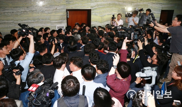 [천지일보=안현준 기자] 자유한국당 의원들과 한보협 관계자들이 25일 오후 서울 여의도 국회 의안과 문 앞에서 국회 방호과 직원들과 몸싸움을 하며 접근을 막고 있다. ⓒ천지일보 2019.4.25