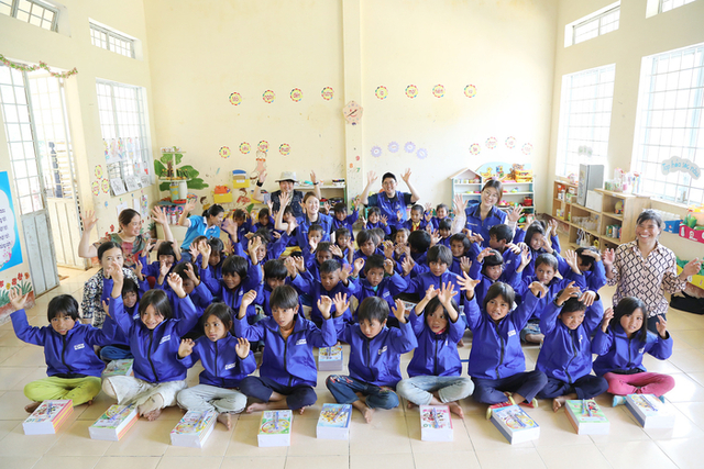 효성이 지난 23일 베트남 중부의 자매결연마을인 꼰촛 마을 유치원을 방문해 어린이들에게 선물을 전달했다. (제공: 효성)