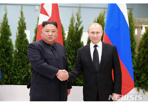 김정은 북한 국무위원장과 블라디미르 푸틴 러시아 대통령이 25일 단독정상회담을 갖기에 앞서 악수한 채 기념촬영을 하고 있다. (출처:뉴시스)