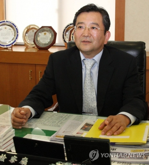 지난 2009년 당시 울산지검장이던 김학의 전 법무부 차관이 인터뷰하는 모습. (출처: 연합뉴스)