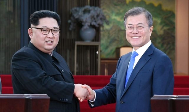 지난해 4월 27일 문재인 대통령과 김정은 북한 국무위원장(왼쪽)은 '한반도의 완전한 비핵화' 내용을 담은 '판문점선언'을 국내외에 천명한 후 악수를 하고 있다. (제공: 한국공동사진기자단) 2019.4.27