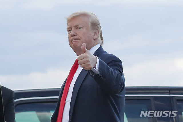트럼프 대통령이 앤드루스 공군기지에 도착해 취재진을 향해 엄지를 치켜올리고 있다(출처: 뉴시스)