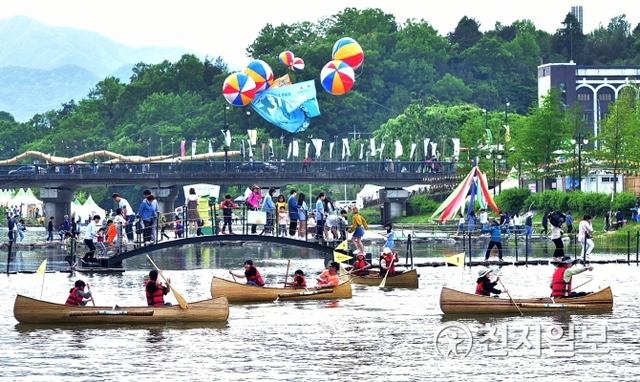 지난해 5월 5일 담양대나무축제를 찾은 관광객들이 대나무 축제에서만 경험할 수 있는 대나무로 만든 카누를 즐기고 있다. (제공: 담양군) ⓒ천지일보 2019.4.29