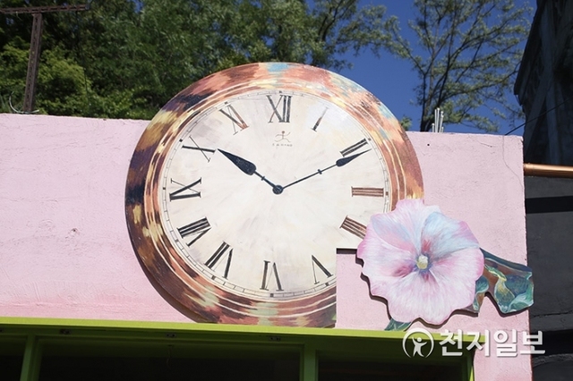 이화벽화마을에 그려진 시계 ⓒ천지일보 2019.4.30