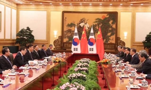 문재인 대통령과 시진핑 중국 국가주석이 지난 2017년 12월 확대정상회담을 갖고 있다. (출처: 청와대)