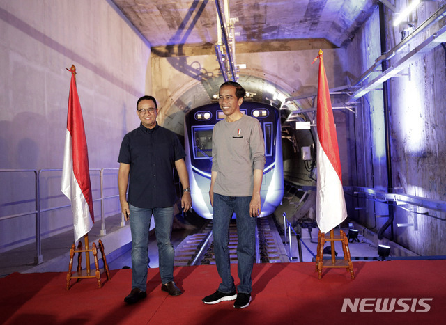 인도네시아 위도도 대통령이 3월24일 수도 자카르타의 첫 지하철 개통식에 참석해 자카르타 주지사와 전철 앞에서 포즈를 취하고 있다. (출처: 뉴시스)