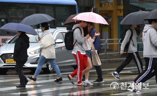 [천지일보=남승우 기자] 비가 내린 25일 오후 서울 동작구 노량진역 인근에서 시민들이 우산을 쓴 채 발걸음을 서두르고 있다. ⓒ천지일보 2019.4.25