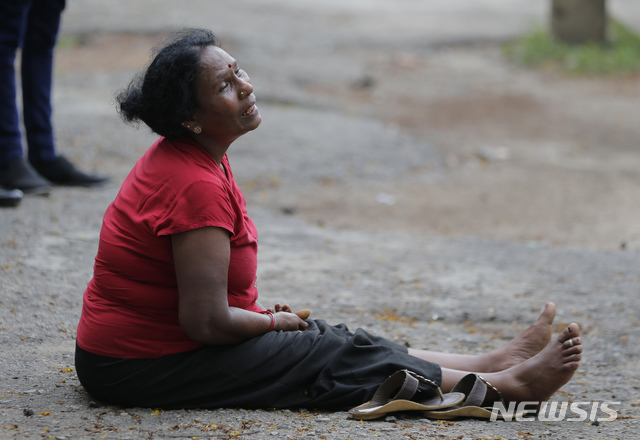 【콜롬보=AP/뉴시스】 21일(현지시간) 부활절 폭발테러가 발생한 스리랑카 콜롬보에서 한 희생자 친척이 오열하고 있다.