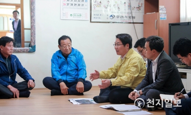 오세현 아산시장이 1일 악취로 고통 받는 선장면 신덕2리 마을회관에서 주민들과 대화를 하고 있다. (제공: 아산시) ⓒ천지일보 2019.5.2