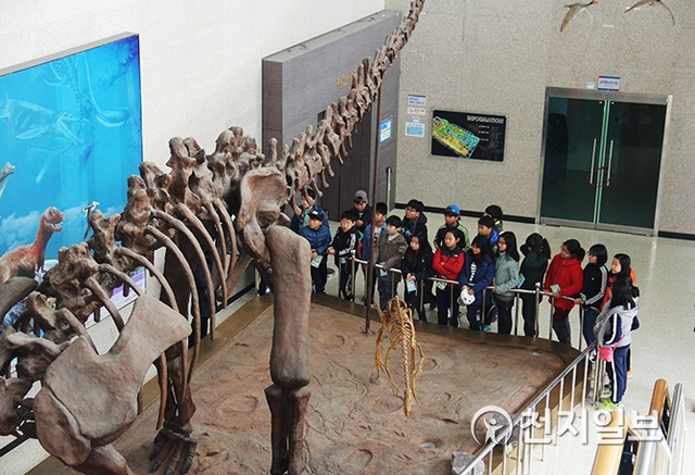 어린이들이 자연사전시관에서 실물 크기로 복원한 공룡을 관람하고 있다. (제공: 경상남도교육청 과학교육원) ⓒ천지일보 2019.5.3