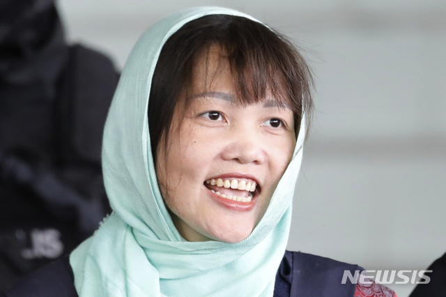 김정은 북한 국무위원장의 이복형 김정남을 암살한 혐의를 받았던 있는 베트남 여성 도안 티 흐엉이 1일(현지시간) 미소를 지으며 말레이시아 샤알람의 고등법원에서 나오고 있다. (출처: 뉴시스)