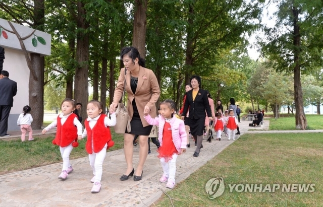 지난 6일 휴일을 맞아 평양 중앙동물원에는 가을나들이에 나선 북한 주민들로 북적이고 있다. (출처: 연합뉴스)