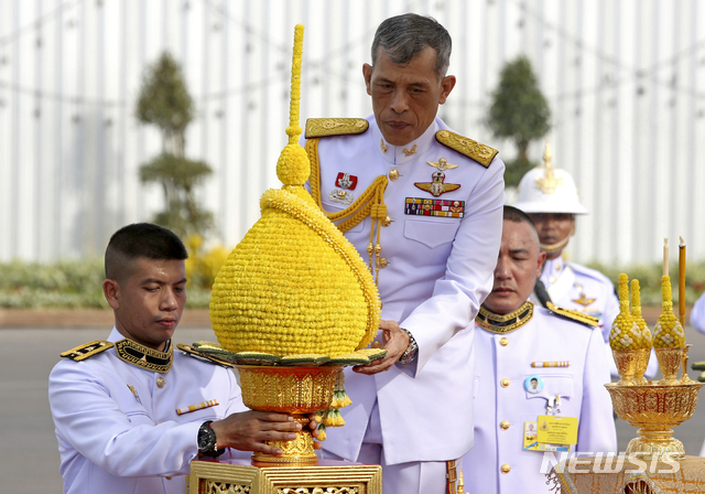 마하 와찌랄롱꼰 태국 국왕이 대관식을 이틀 앞둔 2일 방콕에 있는 쭐랄롱꼰 선왕의 기념상에 예를 표하고 있다. (출처: 뉴시스)
