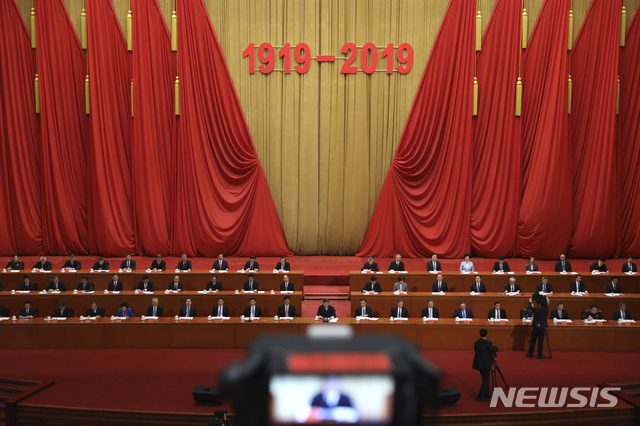시진핑 중국 국가주석 겸 당 총서기(앞줄 가운데)가 지난달 30일 베이징 인민대회당에서 열린 5.4운동 100주년 기념행사에 참석, 기조연설을 통해 공산당의 영도에 따라 애국주의를 발현하자고 촉구하고 있다. (출처: 뉴시스)