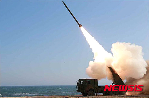 북한 신형대구경방사포사격 모습.(출처: 뉴시스)